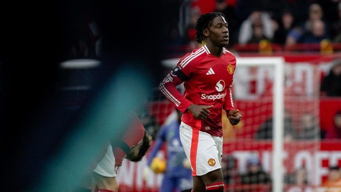 MANCHESTER, ENGLAND - FEBRUARY 02: Kobbie Mainoo of Manchester United in action during the Premier League match between Manchester United FC and Crystal Palace FC at Old Trafford on February 02, 2025 in Manchester, England. (Photo by Ash Donelon/Manchester United via Getty Images)