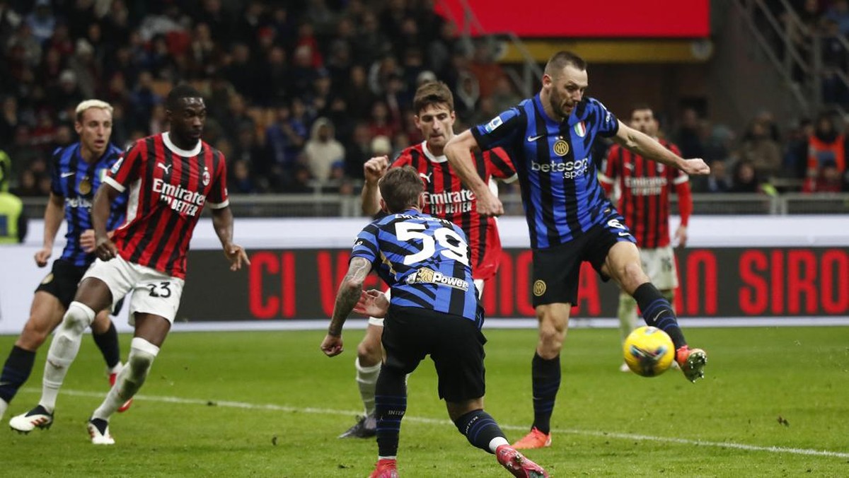 Gol Stefan de Vrij di injury time membuat AC Milan vs Inter Milan tuntas 1-1 (REUTERS/Alessandro Garofalo)