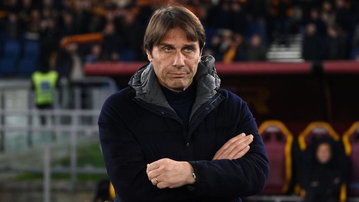 ROME, ITALY - FEBRUARY 02: Antonio Conte of Napoli looks during the Serie A match between Roma and Napoli at Stadio Olimpico on February 02, 2025 in Rome, Italy. (Photo by Image Photo Agency/Getty Images)