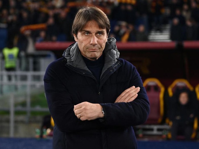 ROME, ITALY - FEBRUARY 02: Antonio Conte of Napoli looks during the Serie A match between Roma and Napoli at Stadio Olimpico on February 02, 2025 in Rome, Italy. (Photo by Image Photo Agency/Getty Images)