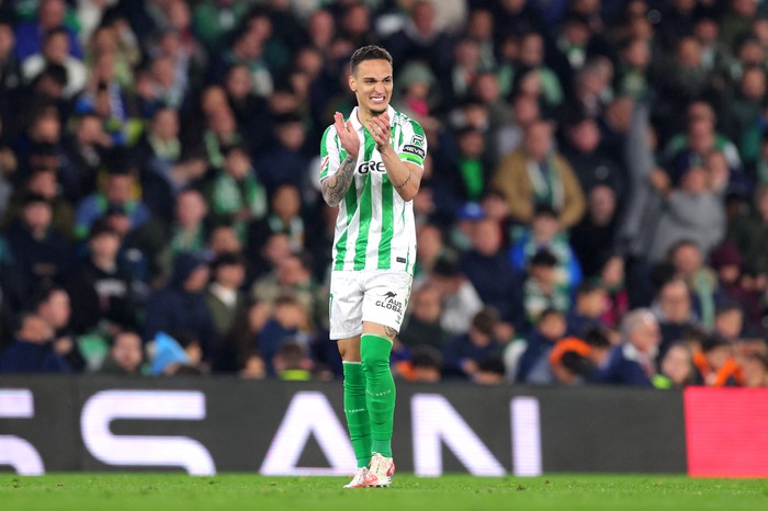 SEVILLE, SPAIN - FEBRUARY 02: Antony of Real Betis applauds during the LaLiga match between Real Betis Balompie and Athletic Club at Estadio Benito Villamarin on February 02, 2025 in Seville, Spain. (Photo by Fran Santiago/Getty Images)