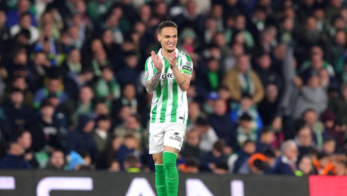 SEVILLE, SPAIN - FEBRUARY 02: Antony of Real Betis applauds during the LaLiga match between Real Betis Balompie and Athletic Club at Estadio Benito Villamarin on February 02, 2025 in Seville, Spain. (Photo by Fran Santiago/Getty Images)