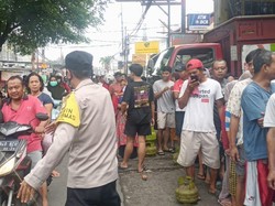 Warga Antre Beli Gas 3 Kg di Ciputat Bikin Macet, Polisi Turun Tangan