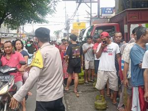 Warga Antre Beli Gas 3 Kg di Ciputat Bikin Macet, Polisi Turun Tangan Warga Antre Beli Gas 3 Kg di Ciputat Bikin Macet, Polisi Turun Tangan