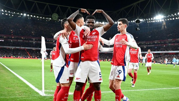 LONDON, ENGLAND - FEBRUARY 02: Thomas Partey of Arsenal celebrates scoring his teams second goal with teammates during the Premier League match between Arsenal FC and Manchester City FC at Emirates Stadium on February 02, 2025 in London, England. (Photo by David Price/Arsenal FC via Getty Images)