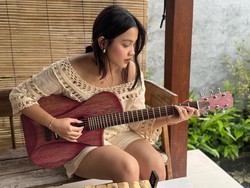 Keren! Aruma Bikin Gitar Sendiri dengan Bahan Rotan
