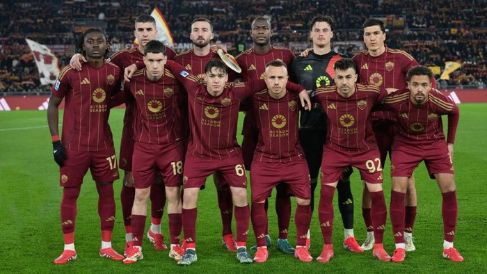 ROME, ITALY - FEBRUARY 02: AS Roma team line up prior the Serie A match between AS Roma and Napoli at Stadio Olimpico on February 02, 2025 in Rome, Italy. (Photo by Silvia Lore/Getty Images)