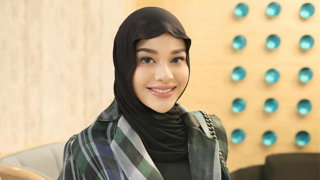 7 Potret Selebriti Pakai Hijab Meleyot, Mahalini Banjir Pujian 7 Potret Selebriti Pakai Hijab Meleyot, Mahalini Banjir Pujian