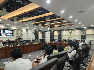 BAM DPR Terima Perwakilan Aliansi Honorer yang Demo Bawa 5 Tuntutan BAM DPR Terima Perwakilan Aliansi Honorer yang Demo Bawa 5 Tuntutan