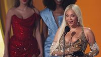 Foto: Beyonce Malafungsi Busana di Grammy Awards 2025, Kawat Bra Keluar
