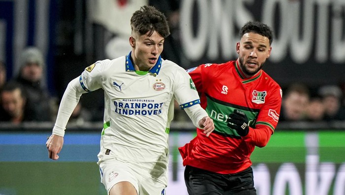 NIJMEGEN - (l-r) Esmir Bajraktarevic of PSV Eindhoven, Calvin Verdonk of NEC Nijmegen during the Dutch Eredivisie match between N.E.C. Nijmegen and PSV at De Goffert on Feb. 1, 2025 in Nijmegen, Netherlands. ANP TOBIAS KLEUVER (Photo by ANP via Getty Images)