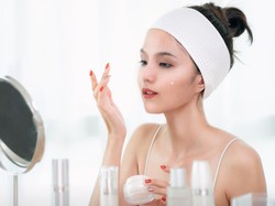 8 Cara Pakai Skincare yang Benar agar Glowing, Anti Gagal!