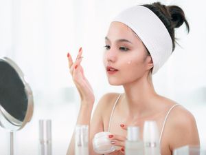 8 Cara Pakai Skincare yang Benar agar Glowing, Anti Gagal! 8 Cara Pakai Skincare yang Benar agar Glowing, Anti Gagal!
