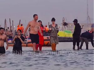 Viral, Chris Martin dan Dakota Ikut Ritual Mandi Suci Kumbh Mela Viral, Chris Martin dan Dakota Ikut Ritual Mandi Suci Kumbh Mela