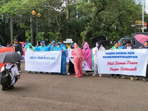 Pakai Payung dan Jas Hujan, Aliansi Dosen ASN Demo Tuntut Tukin Cair Pakai Payung dan Jas Hujan, Aliansi Dosen ASN Demo Tuntut Tukin Cair