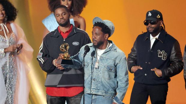 Deret Pemenang Grammy Awards 2025 LOS ANGELES, CALIFORNIA - FEBRUARY 02: (FOR EDITORIAL USE ONLY) Kendrick Lamar accepts the Song of the Year award for