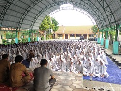 Ratusan Siswa SMAN 1 Porong Langitkan Doa untuk Nafiri yang Tewas Kecelakaan
