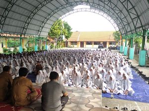 Ratusan Siswa SMAN 1 Porong Langitkan Doa untuk Nafiri yang Tewas Kecelakaan Ratusan Siswa SMAN 1 Porong Langitkan Doa untuk Nafiri yang Tewas Kecelakaan