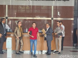 Selesai Diperiksa KPK, Donny Tri Istiqomah Bungkam Ditanya Soal Harun Masiku