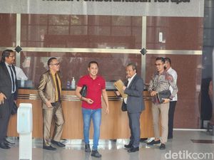 Selesai Diperiksa KPK, Donny Tri Istiqomah Bungkam Ditanya Soal Harun Masiku Selesai Diperiksa KPK, Donny Tri Istiqomah Bungkam Ditanya Soal Harun Masiku