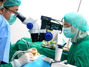 Eka Hospital, Perdami & YARSI Berkolaborasi Gelar Operasi Katarak Gratis