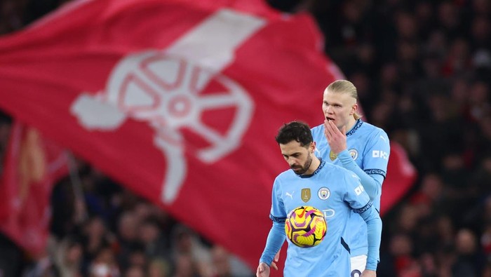 LONDON, ENGLAND - FEBRUARY 2: Bernardo Silva and Erling Haaland of Manchester City look dejected after conceding a goal during the Premier League match between Arsenal FC and Manchester City FC at Emirates Stadium on February 2, 2025 in London, England. (Photo by Marc Atkins/Getty Images)