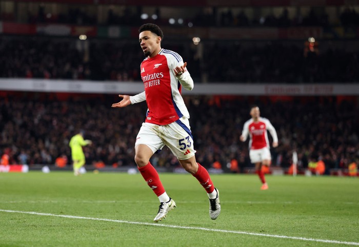 LONDON, ENGLAND - FEBRUARY 02: Ethan Nwaneri of Arsenal celebrates after scoring a goal to make it 5-1 during the Premier League match between Arsenal FC and Manchester City FC at Emirates Stadium on February 02, 2025 in London, England. (Photo by Catherine Ivill - AMA/Getty Images)