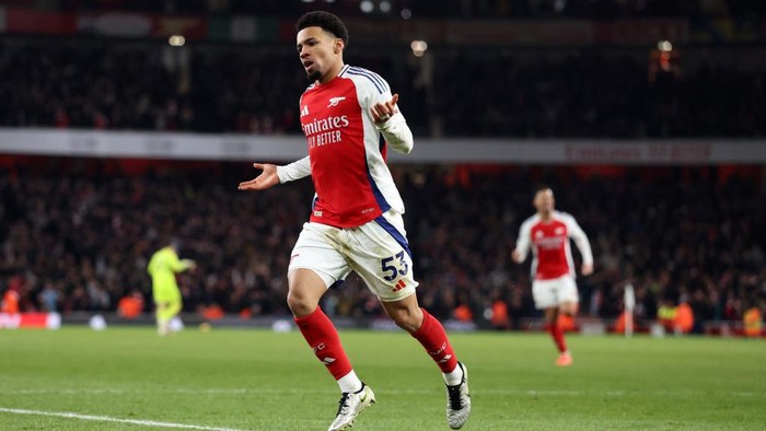 LONDON, ENGLAND - FEBRUARY 02: Ethan Nwaneri of Arsenal celebrates after scoring a goal to make it 5-1 during the Premier League match between Arsenal FC and Manchester City FC at Emirates Stadium on February 02, 2025 in London, England. (Photo by Catherine Ivill - AMA/Getty Images)