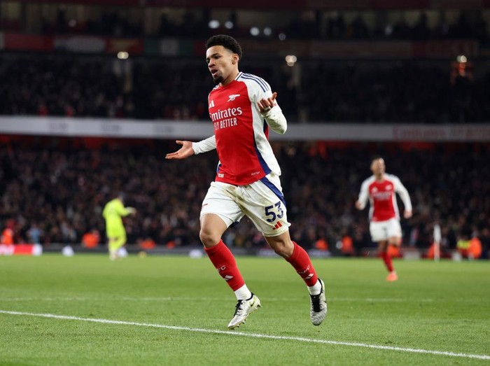 LONDON, ENGLAND - FEBRUARY 02: Ethan Nwaneri of Arsenal celebrates after scoring a goal to make it 5-1 during the Premier League match between Arsenal FC and Manchester City FC at Emirates Stadium on February 02, 2025 in London, England. (Photo by Catherine Ivill - AMA/Getty Images)