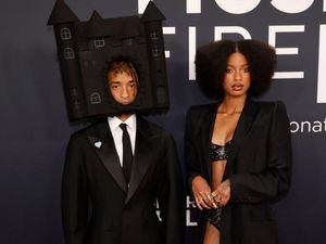 7 Gaya Nyentrik Jaden dan Willow Smith di Grammys, Pakai Kastil di Kepala 7 Gaya Nyentrik Jaden dan Willow Smith di Grammys, Pakai Kastil di Kepala