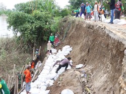 TNI/Polri Bersama Warga Bojonegoro Perbaiki Jalan Rusak Dampak Longsor