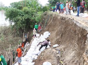 TNI/Polri Bersama Warga Bojonegoro Perbaiki Jalan Rusak Dampak Longsor TNI/Polri Bersama Warga Bojonegoro Perbaiki Jalan Rusak Dampak Longsor