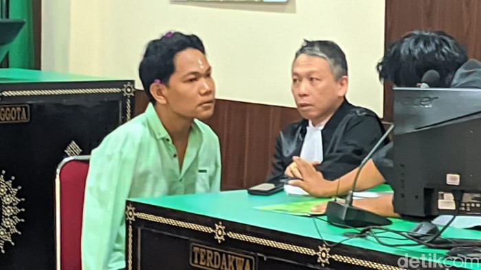 I Wayan Agus Suartama (IWAS), seorang lelaki difabel, di saat menjalani sidang yang digelar di Pengadilan Negeri (PN) Mataram, Senin (3/2/2025). I Wayan Agus Suartama (IWAS), seorang lelaki difabel, di saat menjalani sidang yang digelar di Pengadilan Negeri (PN) Mataram, Senin (3/2/2025).
