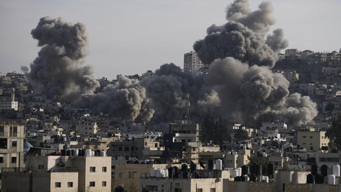 Israel Kembali Serang Palestina, Ledakkan Kamp Pengungsi di Jenin Smoke rises following an explosion detonated by the Israeli army, which said it was destroying buildings used by Palestinian militants in the West Bank Jenin refugee camp, Sunday, Feb. 2, 2025. (AP Photo/Majdi Mohammed)