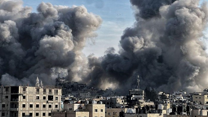 Israel Kembali Serang Palestina, Ledakkan Kamp Pengungsi di Jenin JENIN, WEST BANK - FEBRUARY 02: Thick smoke billows over the Jenin Refugee Camp as the Israeli army conducts attacks on the area in Jenin, West Bank on February 02, 2025. Following the cease-fire in Gaza on January 19, Israeli attacks targeted the northern West Bank, demolishing civilian homes in the Jenin Refugee Camp by planting explosives. (Photo by Stringer/Anadolu via Getty Images)