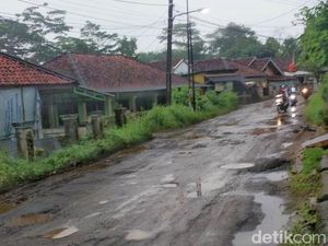 Keluh Warga Karawang Selatan gegara Jalan Raya Badami-Loji Rusak