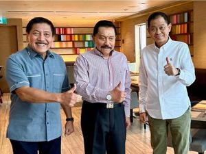 Hendropriyono dan Istri Jenguk Ignasius Jonan yang Telah Jalani Operasi Hendropriyono dan Istri Jenguk Ignasius Jonan yang Telah Jalani Operasi