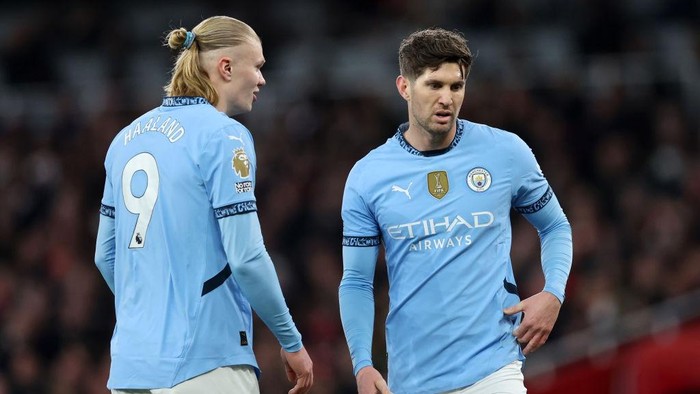 LONDON, ENGLAND - FEBRUARY 02: Erling Haaland of Manchester City talks to John Stones during the Premier League match between Arsenal FC and Manchester City FC at Emirates Stadium on February 02, 2025 in London, England. (Photo by Catherine Ivill - AMA/Getty Images)