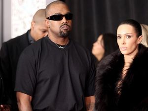 Sebelum Bikin Kehebohan, Kanye West dan Bianca Censori Tolak Pose Glambot Sebelum Bikin Kehebohan, Kanye West dan Bianca Censori Tolak Pose Glambot