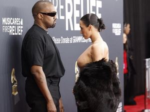 Bianca Censori: Sang Iblis di Yeezy Bianca Censori: Sang Iblis di Yeezy