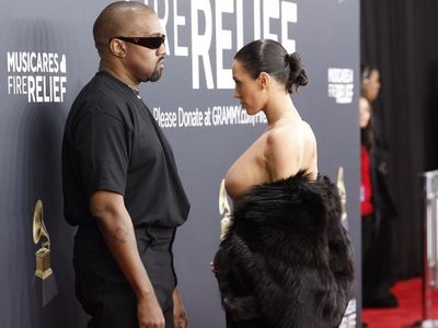 7 Gaya Kontroversial Bianca Censori, Terbaru Tampil Vulgar di Grammy Awards