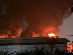 Video: Kebakaran Gudang di Tambun Bekasi, Asap Membubung