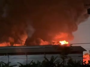 Video: Kebakaran Gudang di Tambun Bekasi, Asap Membubung Video: Kebakaran Gudang di Tambun Bekasi, Asap Membubung