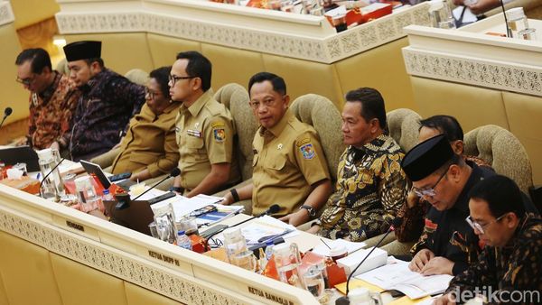 Ketua KPU, Bawaslu, DKPP dan Mendagri Rapat Bareng Komisi II DPR