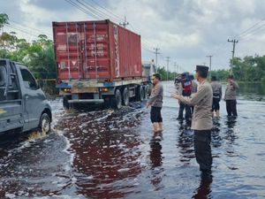 Banjir di Jalintim Pelalawan Surut, Lalu Lintas Dibuka 2 Arah Banjir di Jalintim Pelalawan Surut, Lalu Lintas Dibuka 2 Arah