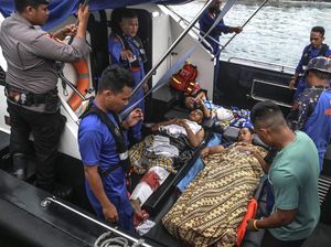 Evakuasi Korban Selamat Speedboat Basarnas yang Meledak