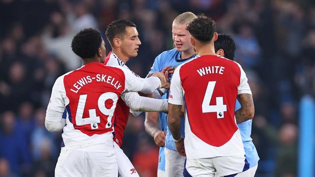 MANCHESTER, ENGLAND - SEPTEMBER 22: Erling Haaland of Manchester City reacts towards Myles Lewis-Skelly of Arsenal during the Premier League match between Manchester City FC and Arsenal FC at Etihad Stadium on September 22, 2024 in Manchester, England. (Photo by Robbie Jay Barratt - AMA/Getty Images)