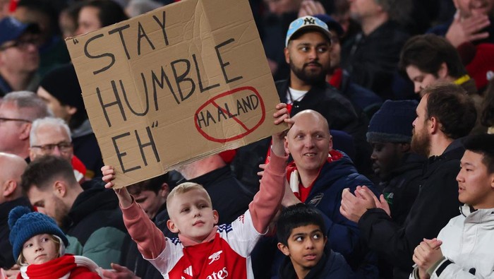 LONDON, ENGLAND - FEBRUARY 2: An Arsenal fan aims a message at Erling Haaland of Manchester City during the Premier League match between Arsenal FC and Manchester City FC at Emirates Stadium on February 2, 2025 in London, England. (Photo by Marc Atkins/Getty Images)