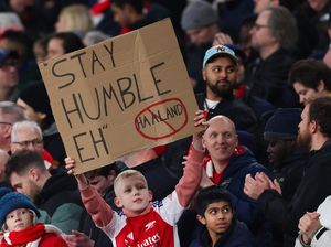 Haaland Ledek Gabriel, Pamer Lambang Juara Liga Inggris