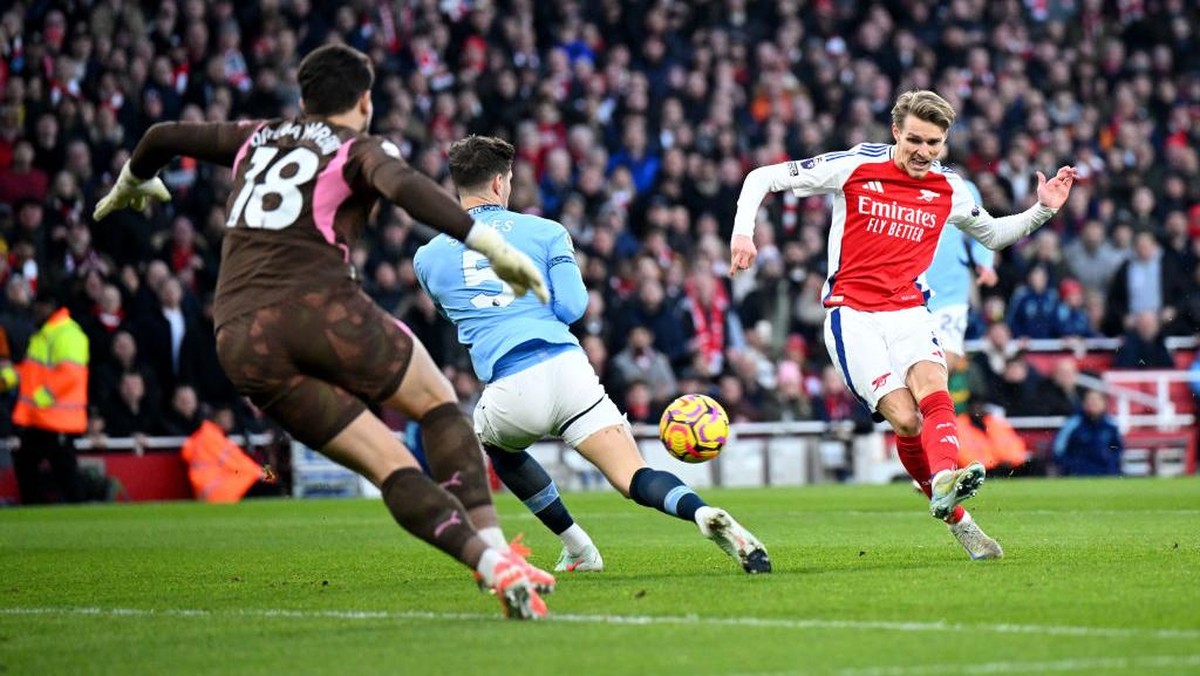 Momen Martin Odegaard merobek gawang Manchester City. (Foto: Getty Images/Justin Setterfield)
